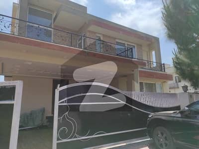 Investor Price 1 kanal With 15Kv Solar System House For Sale