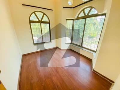 ایف ۔ 8 اسلام آباد میں 6 کمروں کا 1 کنال مکان 9.5 لاکھ میں کرایہ پر دستیاب ہے۔