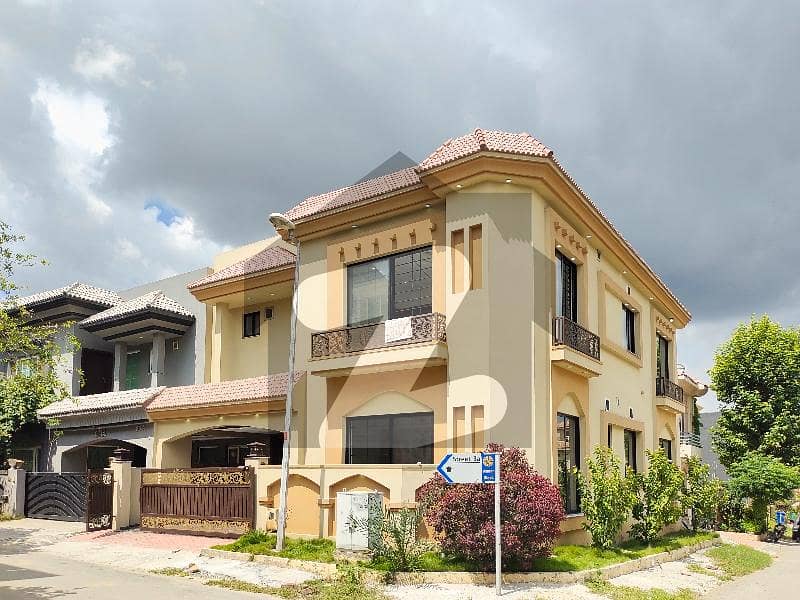 10 Marla Corner Designer House 5 Bedrooms | Premium Location