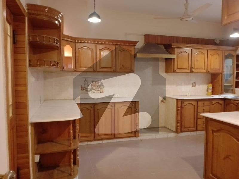 F6 - Luxurious 4 + 2 spacious bedrooms House for Rent
