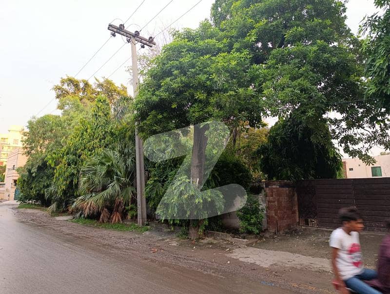 HOT LOCATION BIG PLOT ON MB GULBERG HOT LOCATION BIG PLOT ON MB GULBERG