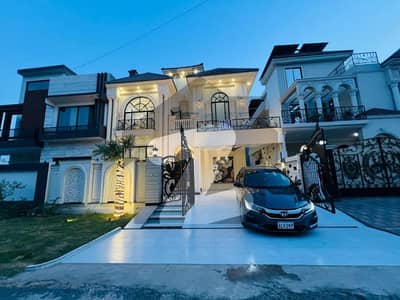 10 Marla Stylish & Well-Maintained Like Brand New House for Sale With 5 Bedrooms, Ideal for Families In Bahria Town Lahore.