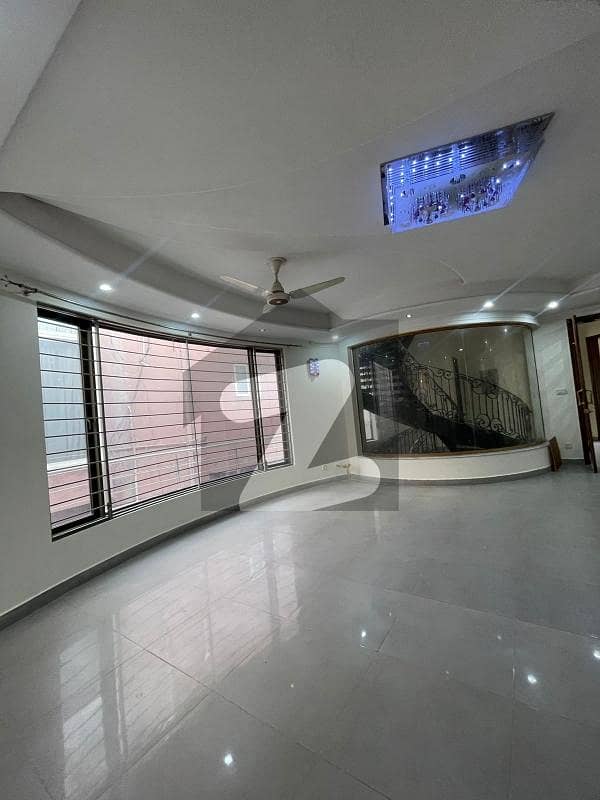 1 kanal uaper porstion avilabel for rent