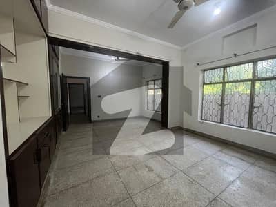 10MARLA OLD HOUSE FOR RENT IN DHA PHASE 1, VERY CLOSED TO H MARKET