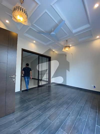 لیک سٹی رائیونڈ روڈ,لاہور میں 5 کمروں کا 10 مرلہ مکان 5.6 کروڑ میں برائے فروخت۔ لیک سٹی رائیونڈ روڈ,لاہور میں 5 کمروں کا 10 مرلہ مکان 5.6 کروڑ میں برائے فروخت۔