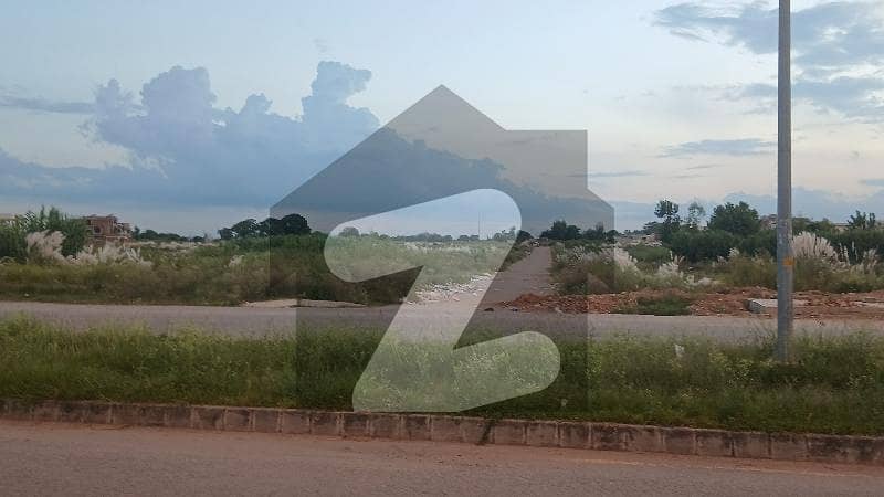 Beautiful plot for sale Size 40*80 150 Feet road