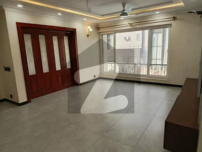 1 KANAL LUXURY UPPER PORTION AVAILABLE FOR RENT