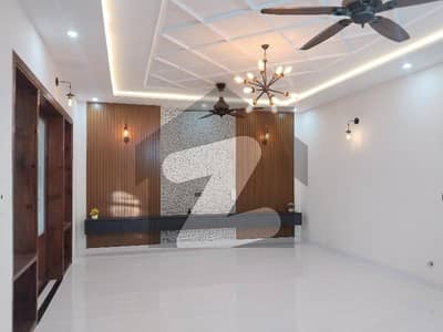 ٹاپ سٹی 1 اسلام آباد میں 6 کمروں کا 12 مرلہ مکان 5.5 کروڑ میں برائے فروخت۔