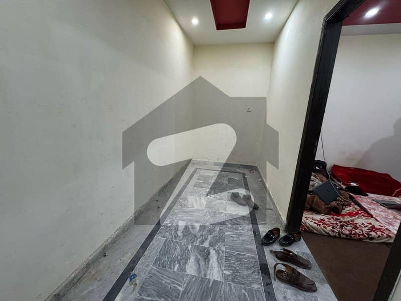 Flat Ava For rent at Asghar mall Road