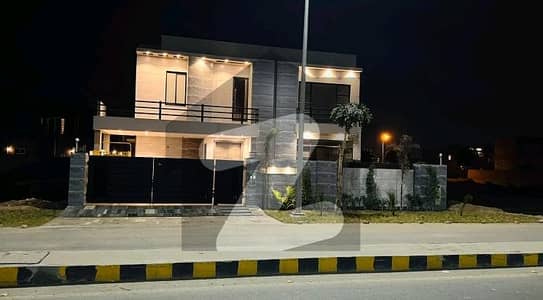 ڈی ایچ اے فیز 6 - بلاک ای فیز 6,ڈیفنس (ڈی ایچ اے),لاہور میں 5 کمروں کا 1 کنال مکان 9.75 کروڑ میں برائے فروخت۔