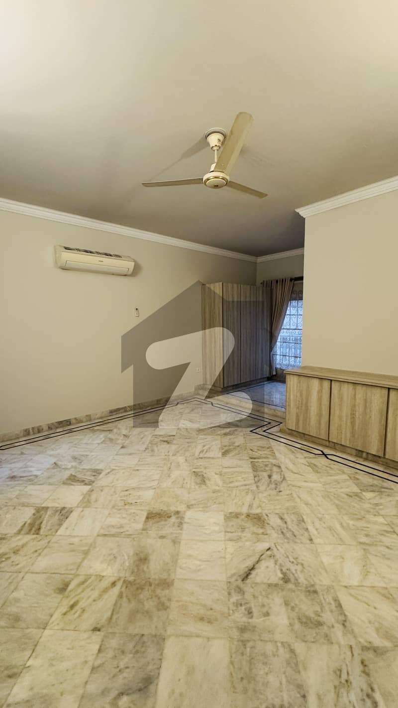 ایف ۔ 7 اسلام آباد میں 5 کمروں کا 1 کنال مکان 11.0 لاکھ میں کرایہ پر دستیاب ہے۔