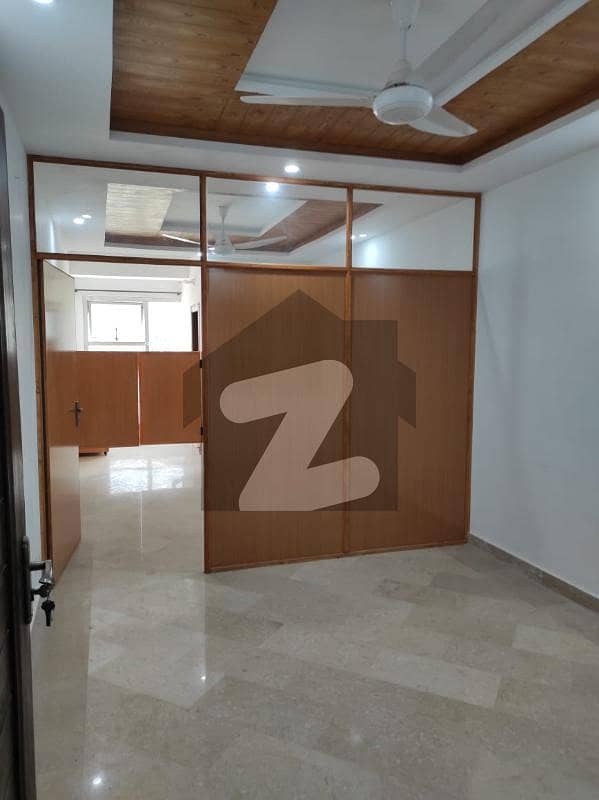 ڈی ۔ 12 مرکز ڈی ۔ 12,اسلام آباد میں 2 مرلہ دفتر 1.5 کروڑ میں برائے فروخت۔