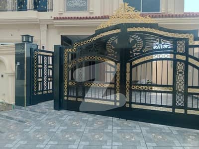 بش ایگزیکٹو ولاز ملتان میں 5 کمروں کا 9 مرلہ مکان 3.75 کروڑ میں برائے فروخت۔