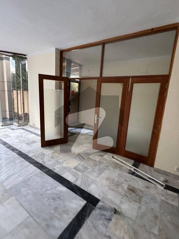 Sector F-8 Luxurious 5 Spacious Bedrooms House