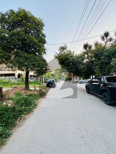 ڈی ۔ 12/2 ڈی ۔ 12,اسلام آباد میں 10 مرلہ رہائشی پلاٹ 5.7 کروڑ میں برائے فروخت۔