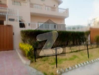 ڈی ۔ 12/3 ڈی ۔ 12,اسلام آباد میں 8 کمروں کا 1 کنال مکان 28.0 کروڑ میں برائے فروخت۔