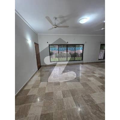 F7 Luxurious 5-Bedroom House with Servant Quarter & Lush Lawn for Rent in F-7