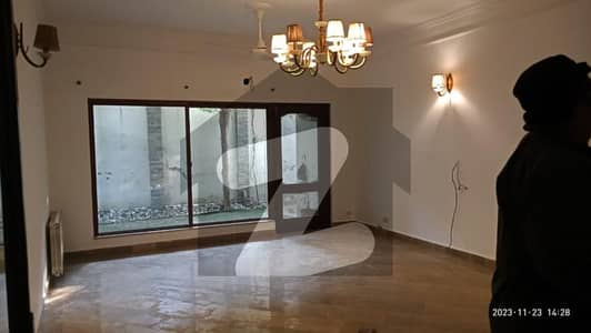 BEAUTIFUL HOUSE IN MAIN CANTT FOR RENT