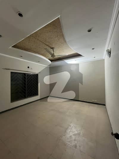 10 MARLA 4 BEDROOM HOUSE IS AVAILABLE FOR RENT