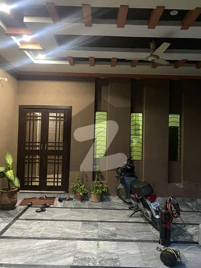 طارق گارڈنز لاہور میں 5 کمروں کا 10 مرلہ مکان 4.1 کروڑ میں برائے فروخت۔
