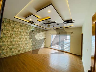 بحریہ ٹاؤن فیز 8 بحریہ ٹاؤن راولپنڈی,راولپنڈی میں 5 کمروں کا 14 مرلہ مکان 1.55 لاکھ میں کرایہ پر دستیاب ہے۔