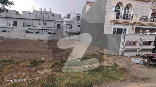 2.5 MARLA CORNER COMMERCIAL PLOT AVAILABLE URGENT FOR SALE ON INVESTOR PRICE. . .