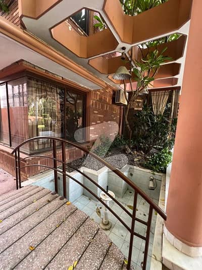 4 Kanal Prime Location 2 kanal Lawn 2 Kanal House available for sale