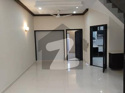 ڈی ایچ اے فیز 5 ڈیفنس (ڈی ایچ اے),لاہور میں 3 کمروں کا 5 مرلہ مکان 1.25 لاکھ میں کرایہ پر دستیاب ہے۔