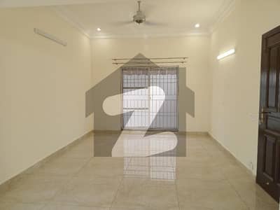 1 Kanal Lower Portion 2bed Room With Attached Bath Lounge Kitchen Drying Room Powder Room Dying