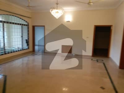 Out Class Location 1.5 Kanal House Avaialble for Rent in Mian Chaklala Scheme III ( with Huge Lawn)