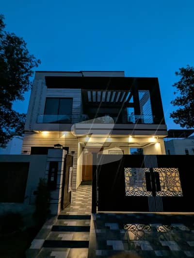 10 Marla Brand New House Available For Rent
