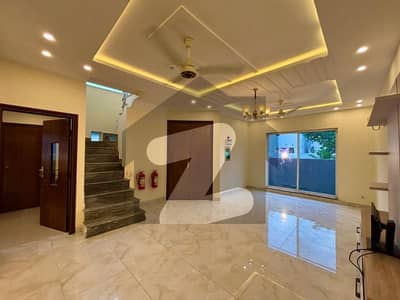 FIVE MARLA LUXURIOUS HOUSE WITH DIRECT APPROACH TO MAIN