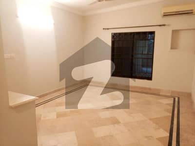 ایف ۔ 8 اسلام آباد میں 5 کمروں کا 2 کنال مکان 7.0 لاکھ میں کرایہ پر دستیاب ہے۔
