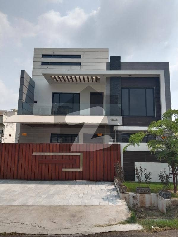 10 Marla Luxury House Available For Rent 10 Marla Luxury House Available For Rent