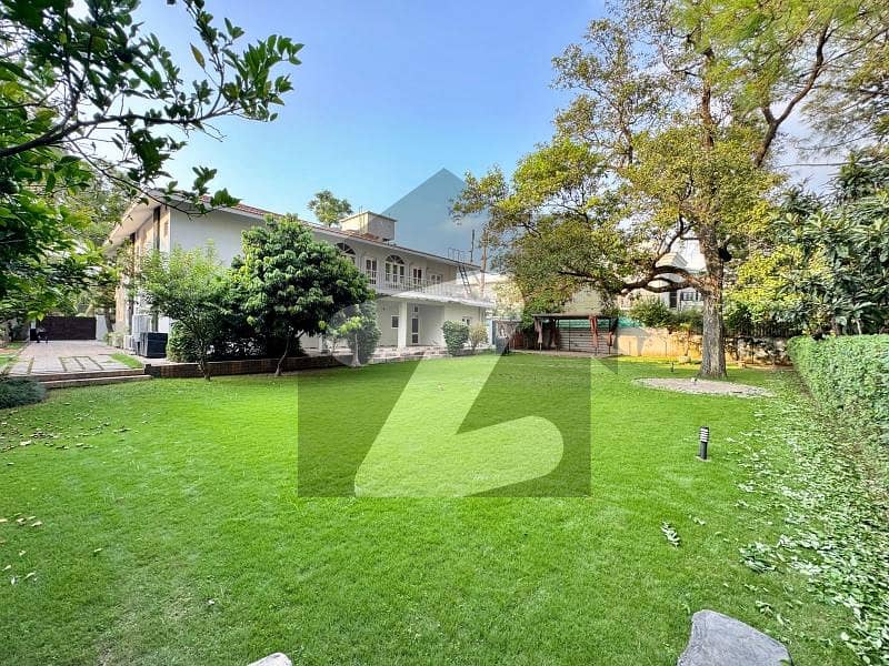 Offering A Spacious House With Beautiful Garden Available For Rent