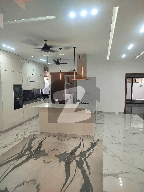 10 Marla Luxurious House