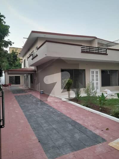 1 Kanal Beautiful House Available For Rent.