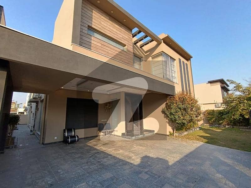 1kanal Modren design slightly used Bungalow