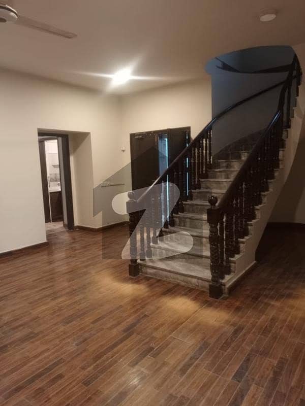 600 Yards Commercial Bungalow For Rent In Clifton Block 3