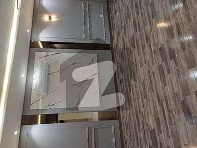 عبداللہ گارڈنز ایسٹ کینال روڈ,کینال روڈ,فیصل آباد میں 5 کمروں کا 10 مرلہ مکان 5.75 کروڑ میں برائے فروخت۔