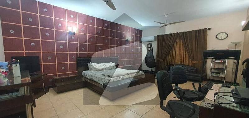 Bungalow For Sale 1000 Yards Prime Location