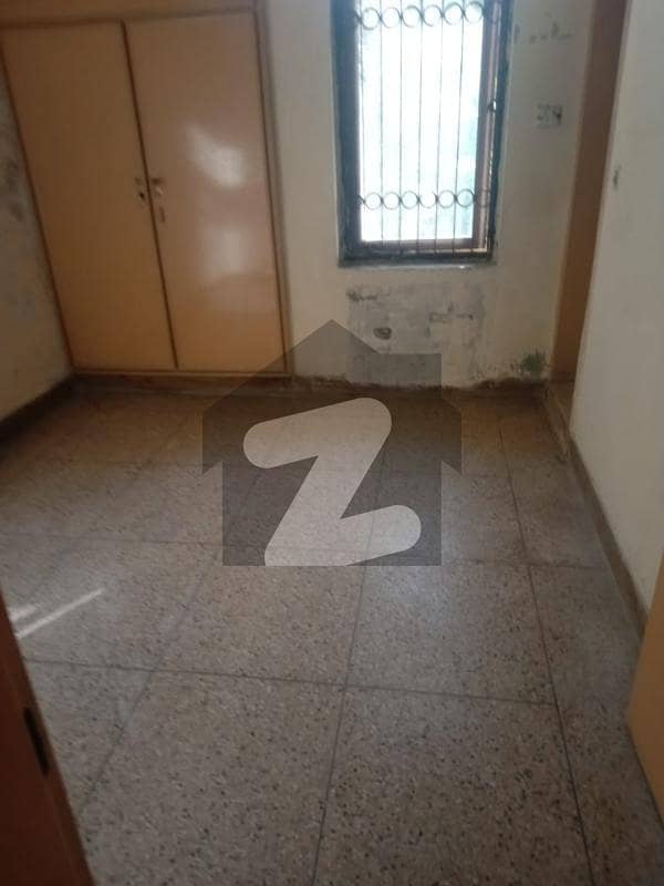 1 Kanal Commercial Building For Rent