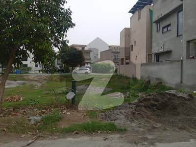 ڈی ایچ اے 9 ٹاؤن ۔ بلاک سی ڈی ایچ اے 9 ٹاؤن,ڈیفنس (ڈی ایچ اے),لاہور میں 5 مرلہ رہائشی پلاٹ 1.2 کروڑ میں برائے فروخت۔