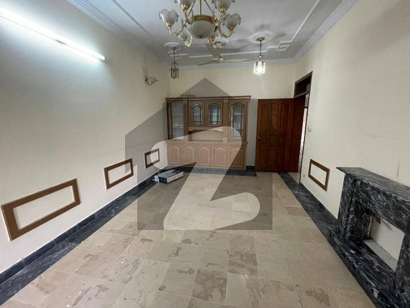آئی ۔ 8 اسلام آباد میں 3 کمروں کا 12 مرلہ بالائی پورشن 1.5 لاکھ میں کرایہ پر دستیاب ہے۔