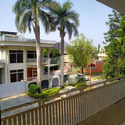 جی ۔ 11 اسلام آباد میں 6 کمروں کا 14 مرلہ مکان 9.7 کروڑ میں برائے فروخت۔