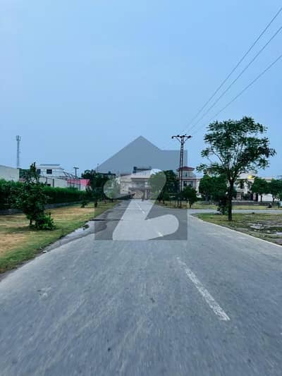 5 MARLA TULIP EXT HOT LOCATION PLOT BETWEEN HOUSES