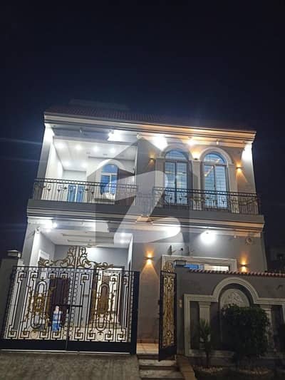 05 Marla Brand New House For Sale 17 Kanal Big Facing Park Near To Main Boulevard