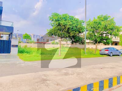 ڈی ایچ اے فیز 7 - بلاک ٹی فیز 7,ڈیفنس (ڈی ایچ اے),لاہور میں 2 کنال رہائشی پلاٹ 6.6 کروڑ میں برائے فروخت۔