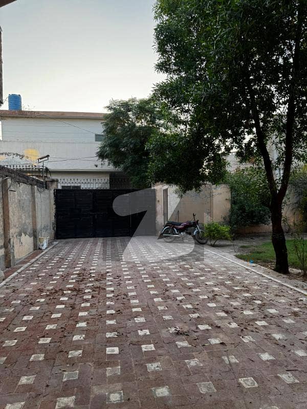 Prime Location House Available In Shalimar Colony For sale