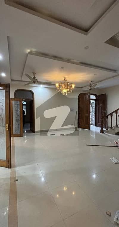 ایف ۔ 10 اسلام آباد میں 6 کمروں کا 1 کنال مکان 5.25 لاکھ میں کرایہ پر دستیاب ہے۔